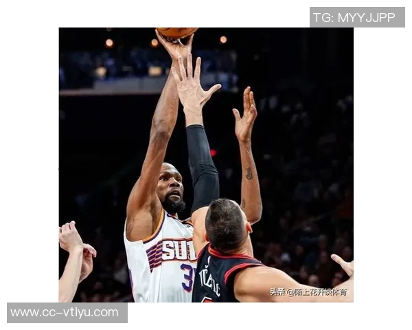 小斯重返赛场展现壮实身材太阳揭幕战再现昔日小霸王风采