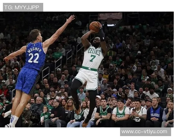 杰伦布朗上半场火力全开狂砍27分5篮板5助攻3抢断三分球命中率惊人